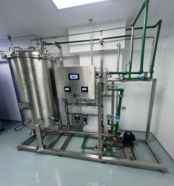 Equipo de tratamiento de agua con tubería e interfaz de control
